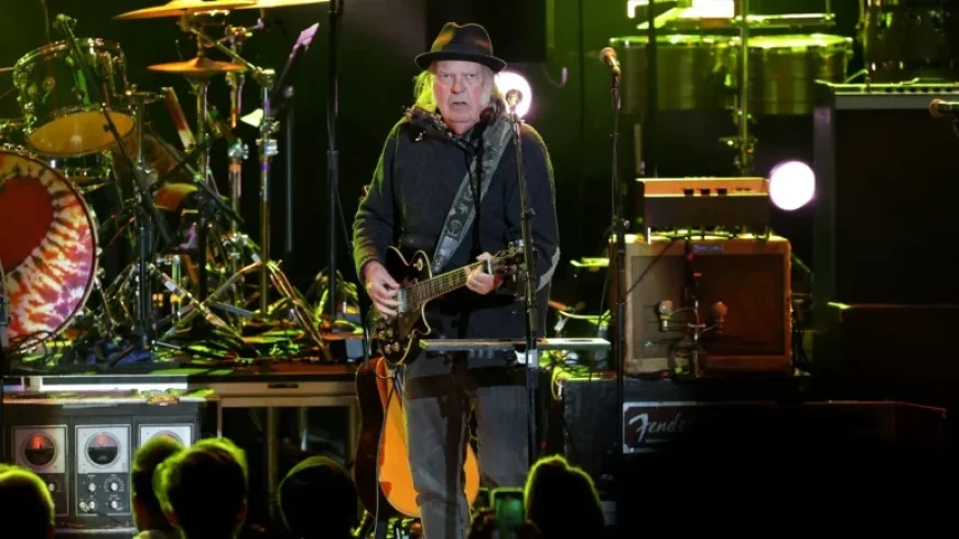 Neil Young Challenges Apple and Verizon on Trump Support