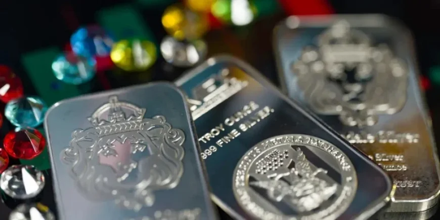 Ex-JPMorgan Analyst Predicts 50% Silver Plunge Within a Year