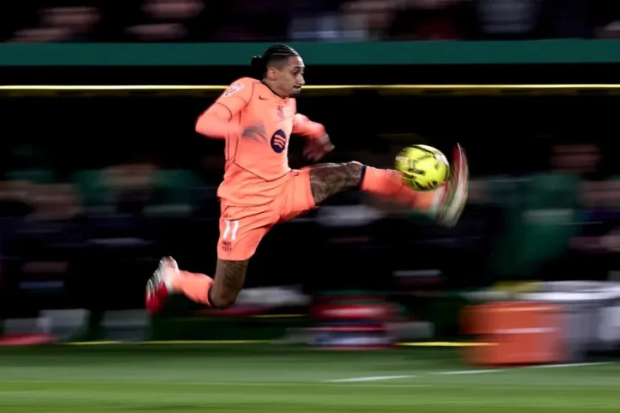 Raphinha Substituted at Half-Time During Barcelona vs. Elche Match
