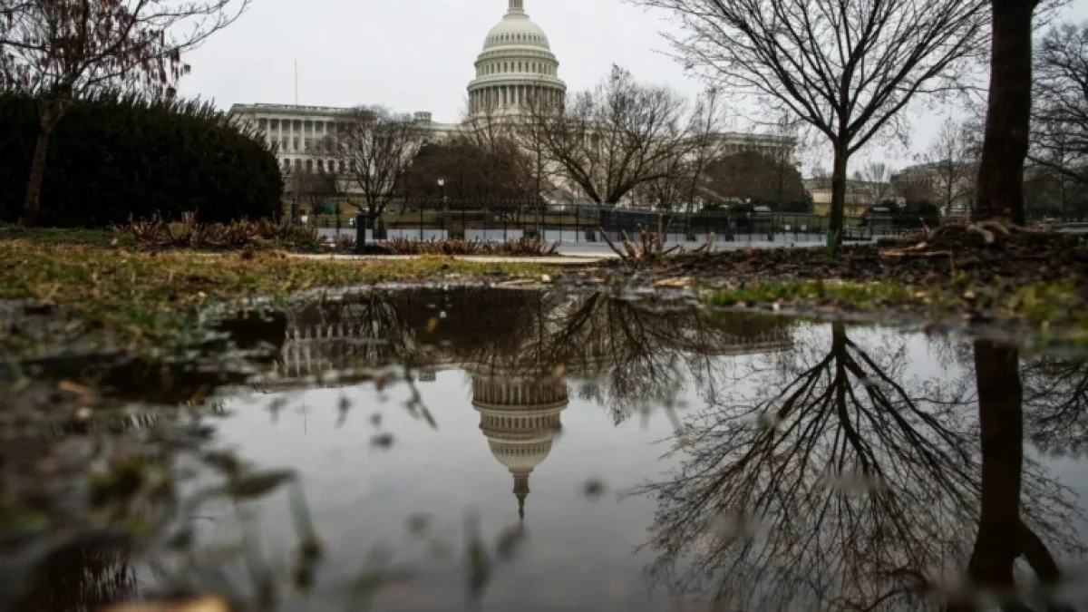 Police Arrest Armed Man Rushing Toward Capitol - El-Balad.com
