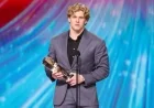 Browns’ Carson Schwesinger Wins 2025 AP NFL Defensive Rookie Award