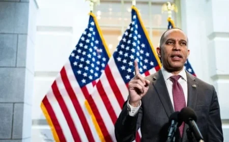 Jeffries Confirms Democrats Withhold Support, Extending Shutdown Until Tuesday