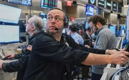 Bitcoin Plummets to 2024 Low; Stocks Falter Amid AI, Geopolitical Tensions