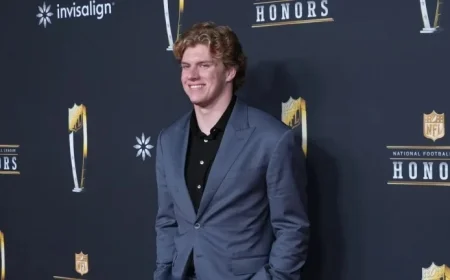 Carson Schwesinger Named Defensive Rookie of the Year