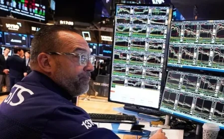 U.S. Stocks Near Record Highs as Yields Drop After Shopper Report