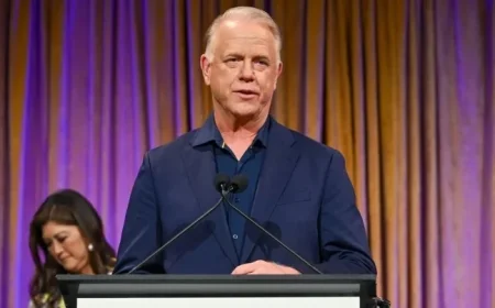 Former Super Bowl QB Urges Trump-Opposing Olympians to Stay Quiet