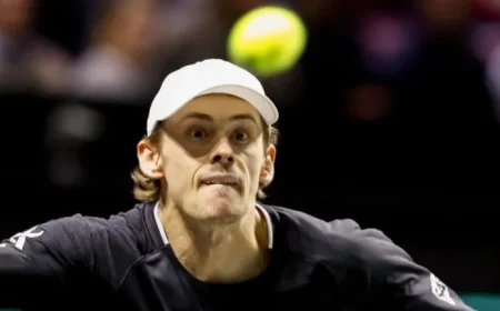 De Minaur Overcomes Local Star Van de Zandschulp