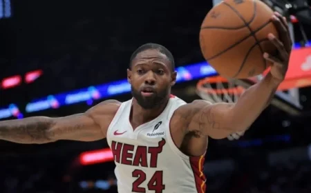 Suns Sign Haywood Highsmith to Roster