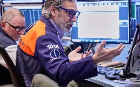 Wall Street Mixed at Opening After 3-Day Weekend