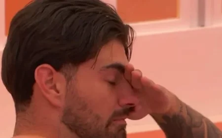 Scott Breaks Down in Tears Ahead of Love Island All Stars Final