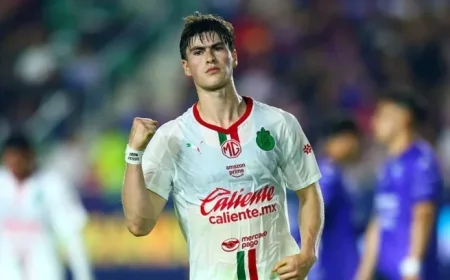 Chivas vs. Cruz Azul: “Hormiga” González Faces Crucial Showdown for Top Spot