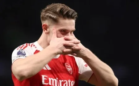 Gary Neville Praises Viktor Gyokeres After Arsenal Defeats Tottenham