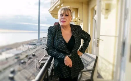 Suzy Eddie Izzard Honors Hamlet’s Women Through Performance