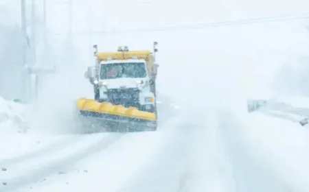 Blizzard Sweeps Southern Ontario, Closes Northern Roads