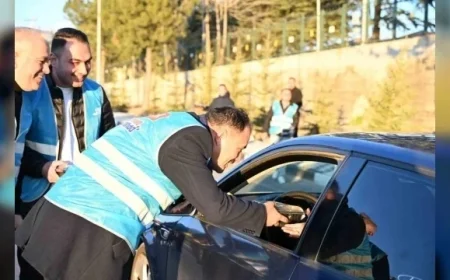 Drivers in Demirci Receive Iftar Treats Before Breaking Fast