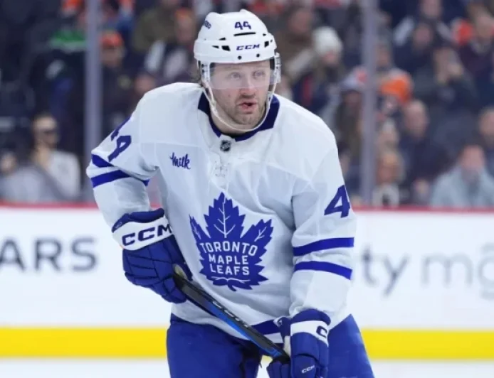 Maple Leafs’ Rielly Suffers Upper-Body Injury Against Canucks