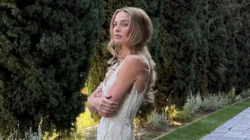 Margot Robbie Supports Victoria Beckham’s Latest Venture