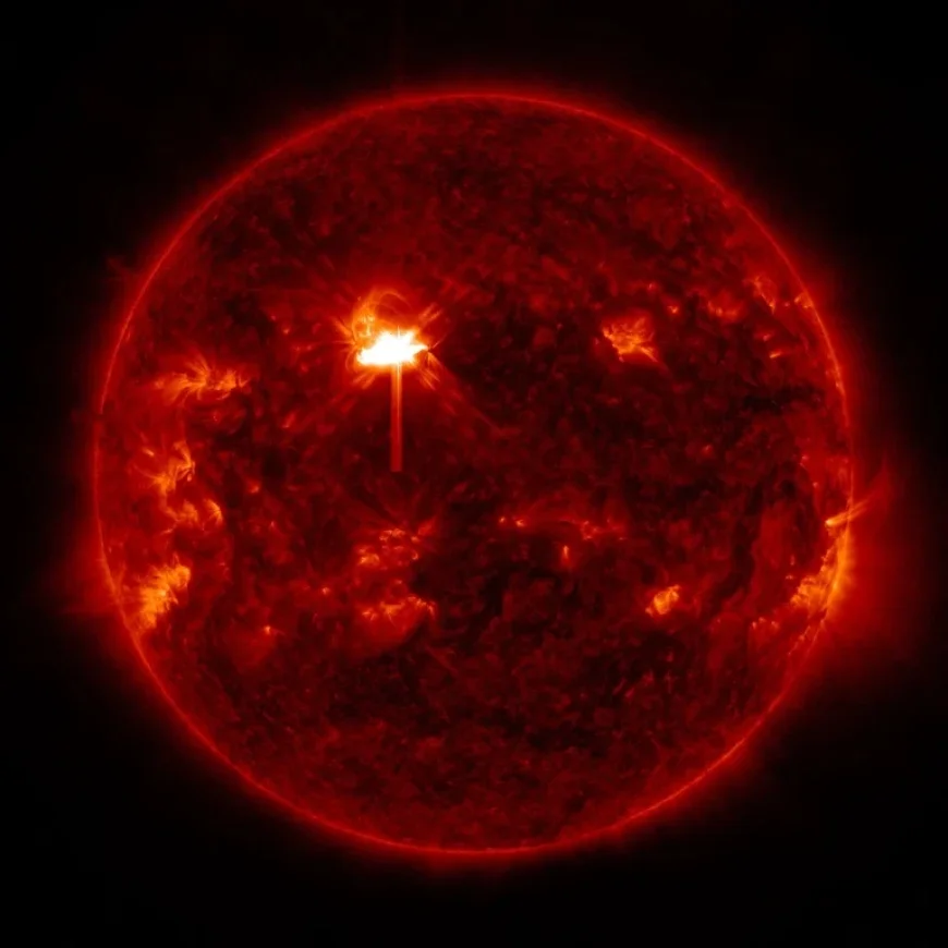 Powerful Solar Flare Erupts from the Sun