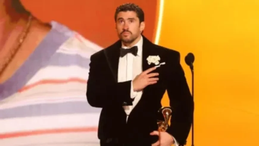 Growth Stock Faces Volatility, Yet AI Narrative Holds Strong