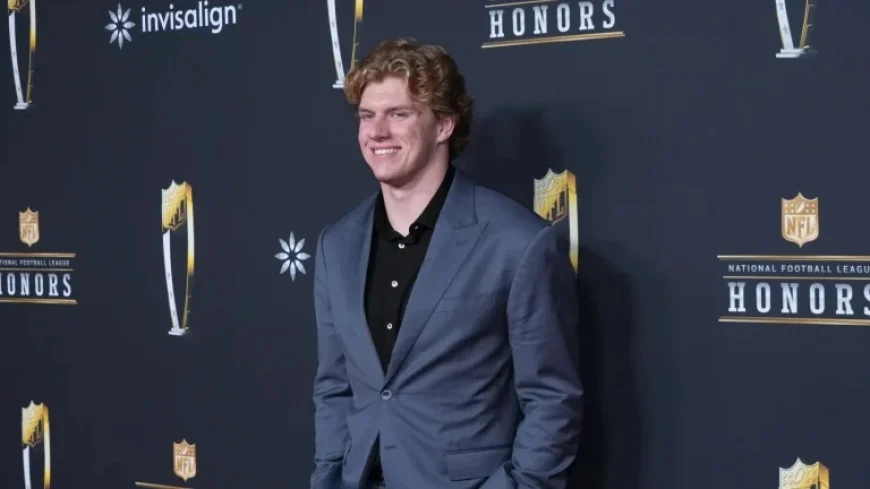 Carson Schwesinger Named Defensive Rookie of the Year