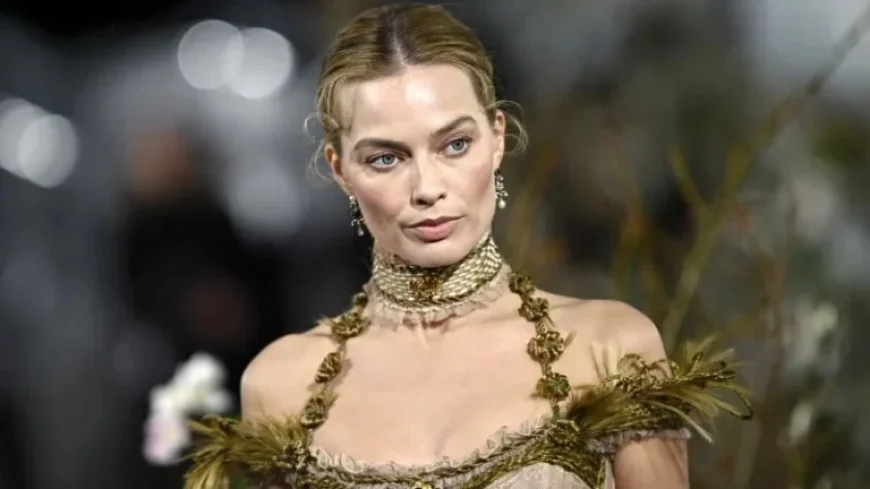 Margot Robbie Stuns in Victorian Style for ‘Wuthering Heights’ Tour