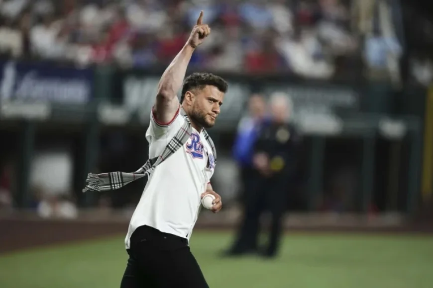 Crowd’s Anti-ICE Chant Disrupts Wrestlers