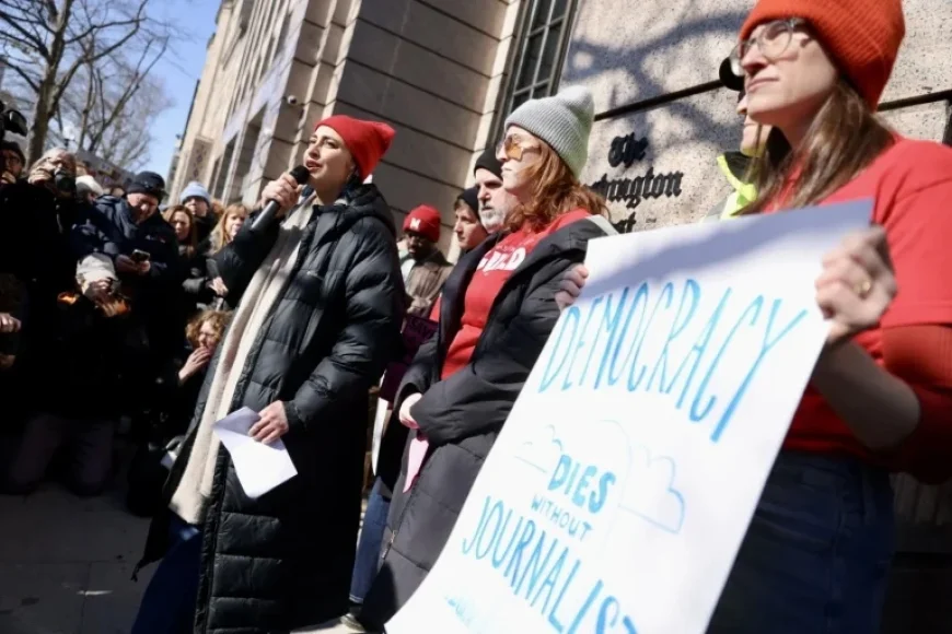 Hundreds Rally to Support The Washington Post Amid Mass Layoffs