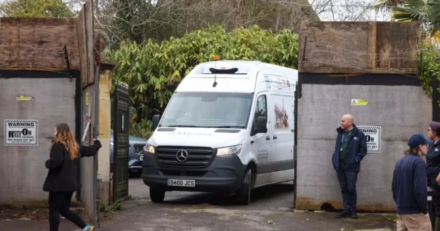 Armed Police Patrol Bristol Zoo Site in Clifton