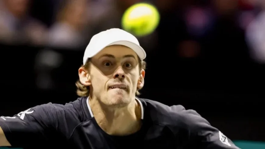 De Minaur Overcomes Local Star Van de Zandschulp