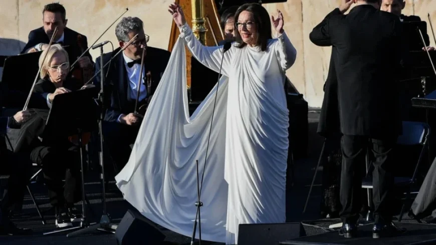 Nana Mouskouri Honored at Music Awards: “This is the End”