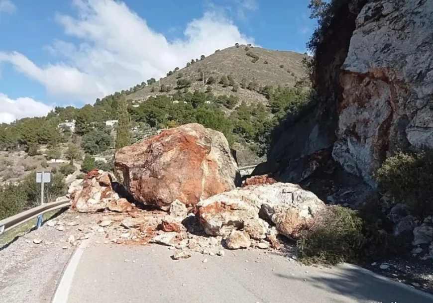 Landslide Severes Road Connection Between Cómpeta and Torrox