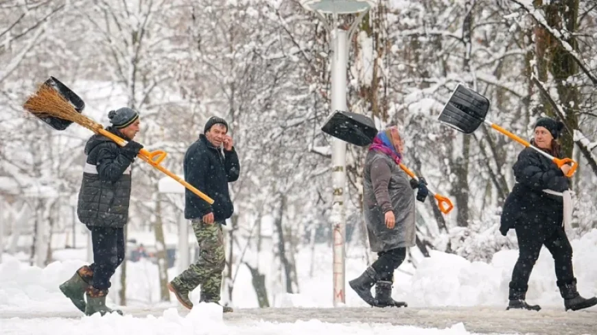 Heavy Snowfall Blankets Bucharest, Disrupting Transport Services