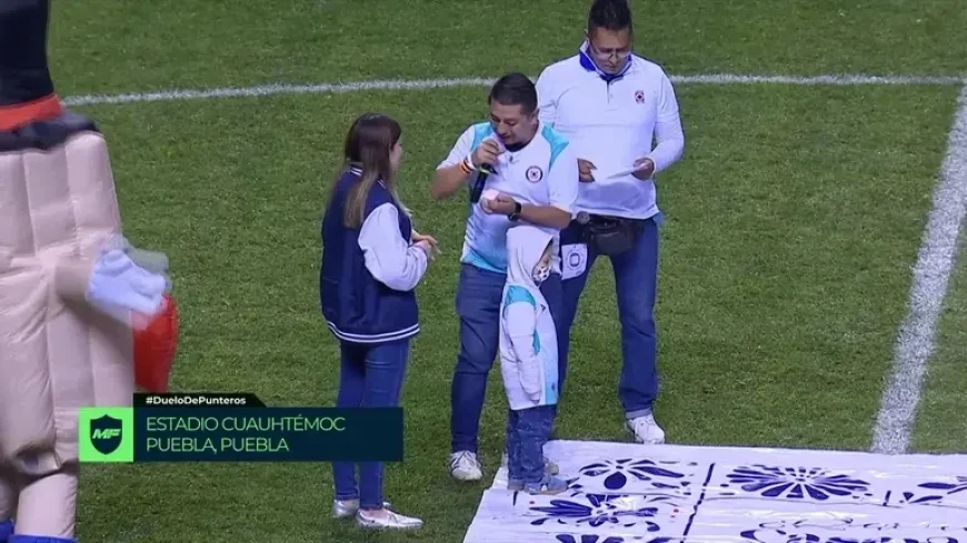 Marriage Proposal Captivates Crowd During Cruz Azul vs. Chivas Match