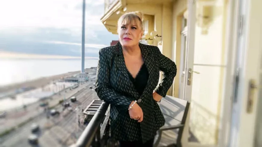 Suzy Eddie Izzard Honors Hamlet’s Women Through Performance
