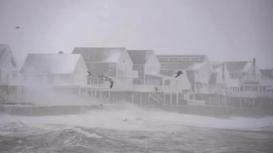 Severe U.S. Storm Dumps 90cm Snow, Winds Reach 90 km/h