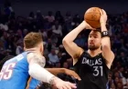 Klay Thompson Leaves Mavericks-Thunder Game Due to Adductor Injury