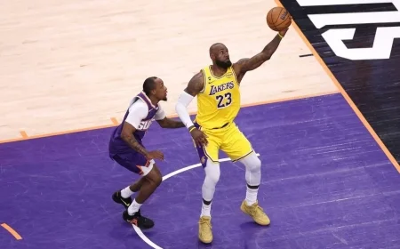 LIVE: Lakers vs Warriors 65–47 at Halftime — LeBron James Goes Perfect From Three