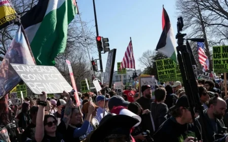 Hundreds Rally Outside White House, Demand Halt to Iran Conflict