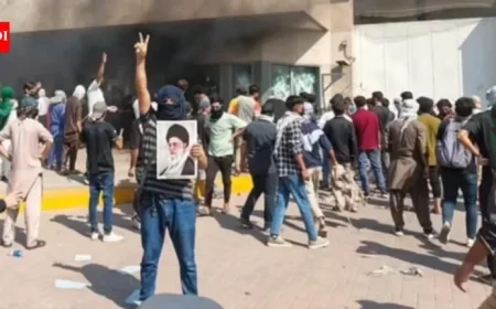 Mob Attacks US Consulate in Pakistan, 6 Killed After Khamenei’s Death