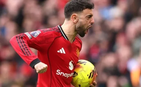 Manchester United Defeats 10-Man Crystal Palace 2-1, Climbs to Third