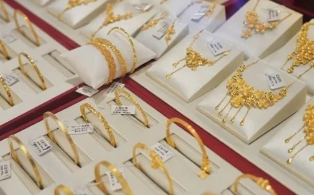 Gold Climbs 1% Amid US-Israel Strikes on Iran Increasing Tensions