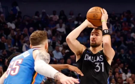 Klay Thompson Leaves Mavericks-Thunder Game Due to Adductor Injury