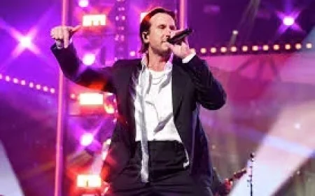 Russell Dickerson’s RodeoHouston moment spotlights a modern contradiction: digital spectacle, old-school stage