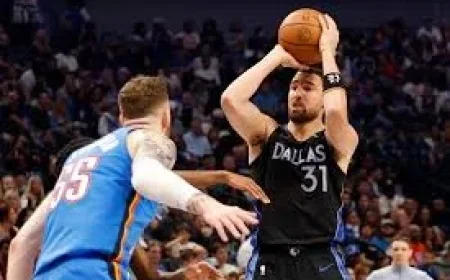 Klay Thompson exits Mavericks-Thunder with adductor injury