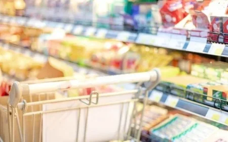 Dollarama Stock Sees a Price-Target Tug-of-War as It Moves Within the TSX Composite Index