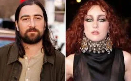 Noah Kahan and the moment fame turns into a crowd