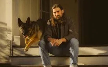 Mit “Porch Light,” Noah Kahan doubles down on family guilt as “The Great Divide” momentum builds