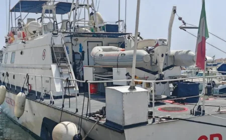 Barca sinks off Lampedusa as Coast Guard searches for missing child