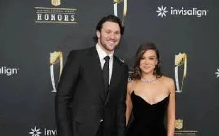 Hailee Steinfeld Oscars: A Pregnancy, a Possible Red Carpet, and the Question of Who Walks Beside Her