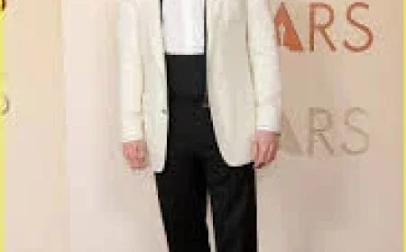 Jack O’connell Brings a Bite to the 2026 Oscars Red Carpet With Blood-Soaked Fangs — An Actor’s Tribute to Remmick